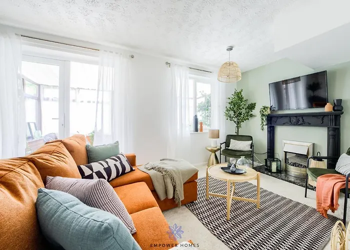 Coventry Beautiful House, University Hospital, M6 M69, Private Parking, Sleeps 6, By Empower Homes