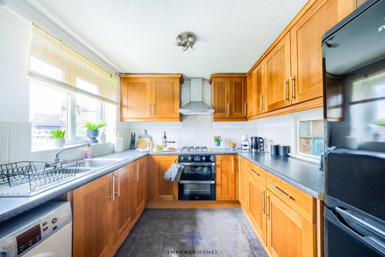 Beautiful House, Hospital, M6 M69, Private Parking, Sleeps 6, By Empower Homes Holiday home *