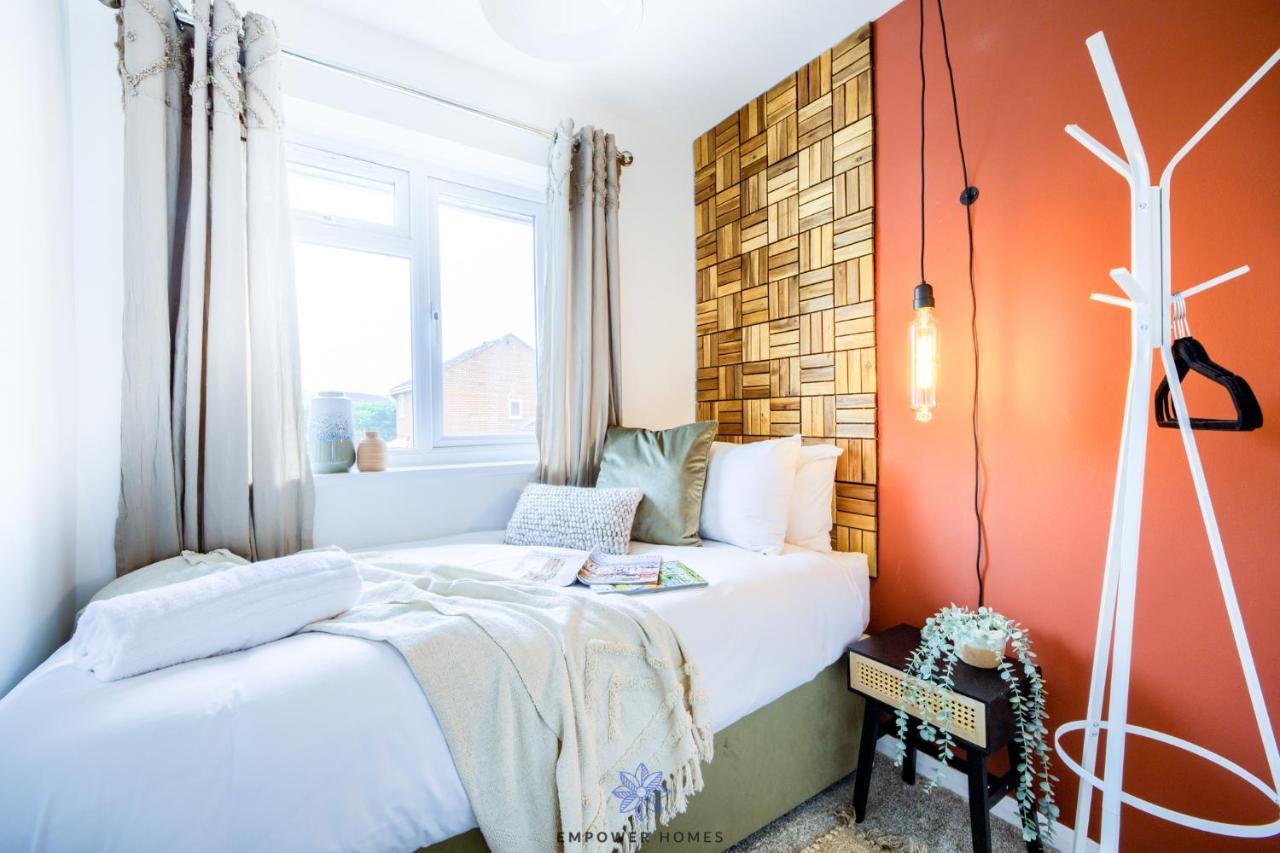 Beautiful House, Hospital, M6 M69, Private Parking, Sleeps 6, By Empower Homes * Coventry