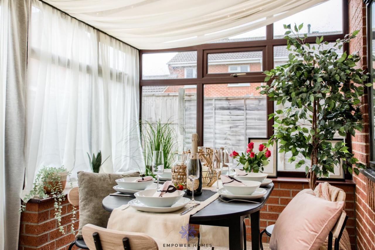 Beautiful House, Hospital, M6 M69, Private Parking, Sleeps 6, By Empower Homes *